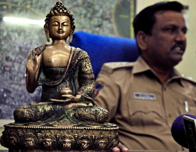 Gang arrested for false selling of Buddha idol